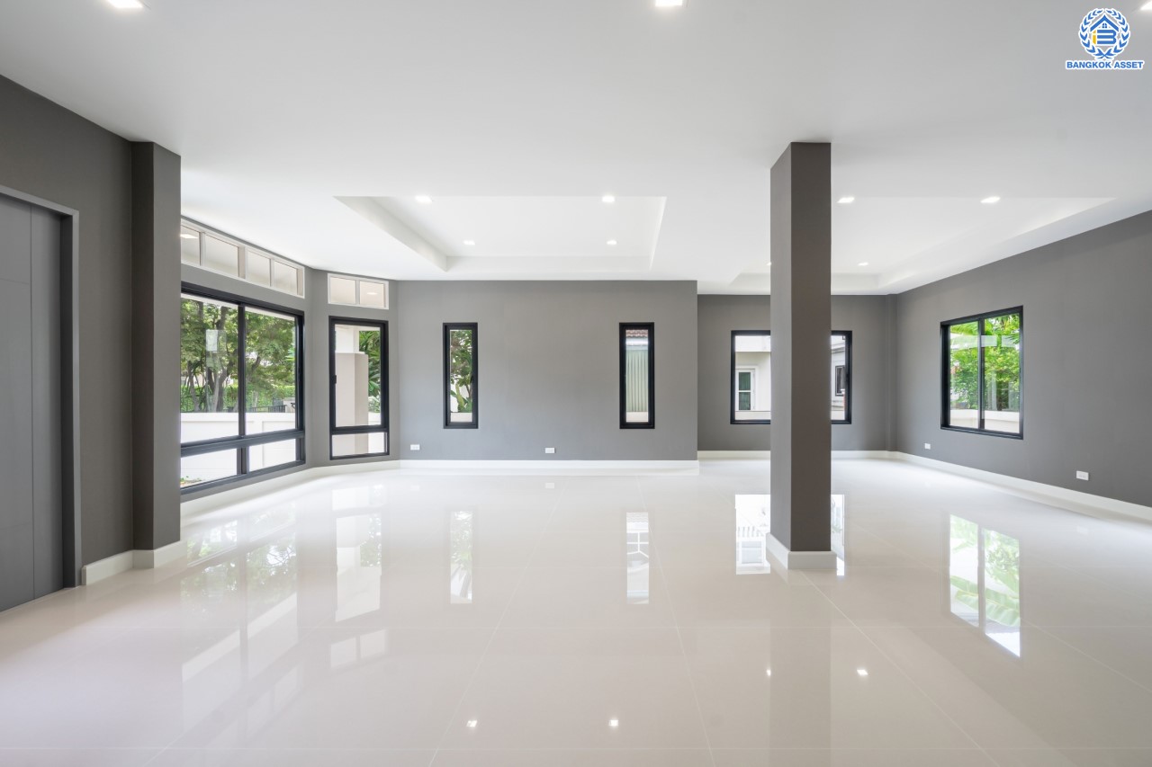 บ้านมือสองตกแต่งใหม่ ม.ราชพฤกษ์ บางบอน4 ตกแต่งหรูหรา ดีไซน์ Classic เนื้อที่ 100.5 ตร.ว. ฟังก์ชัน 3 ห้องนอน 4 ห้องน้ำ 1 ห้องแม่บ้าน จอดรถได้ 2 คัน พื้นที่สนามหญ้ากว้างกว่า 216 ตร.ม. บนทำเลศักยภาพ เชื่อมต่อหลายเส้นทาง ใกล้เดอะมอลล์บางแค จุดขึ้นทางด่วน "เพชรเกษม" และรถไฟฟ้าสายสีน้ำเงิน "สถานีหลักสอง"